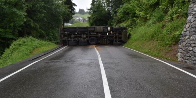 Herisau AR: Ein umgekippter Militärlastwagen blockiert die Fahrbahn. Appenzell Ausserrhoden