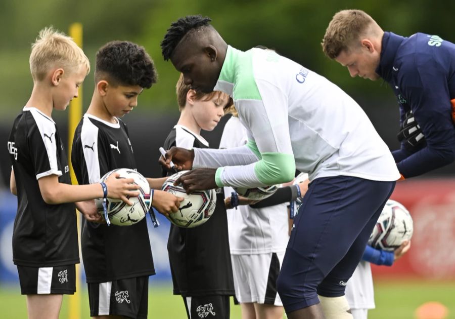 Breel Embolo verteilt nach dem Training Autogramme.