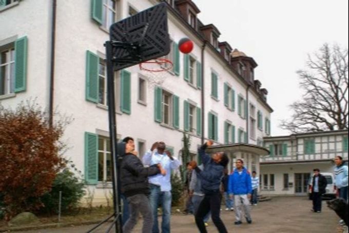 Das Asylzentrum Lilienberg präsentiert auf seine Website ein Foto von Asylanten, die Basketball spielen. lilienberg situation