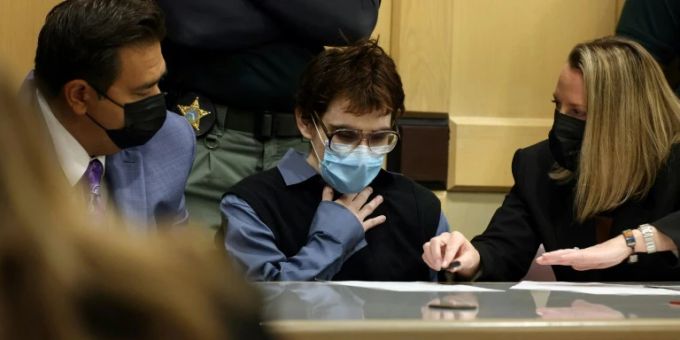 Nikolas Cruz mit seinen Anwälten Nikolas Cruz mit seinen Anwälten