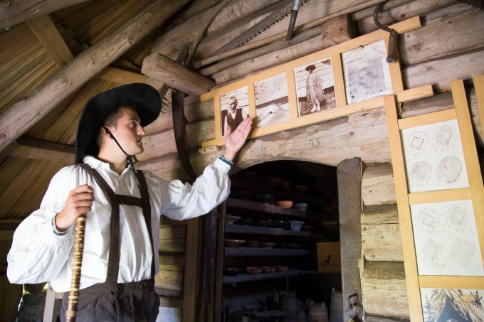 Im Preskar Museum auf der Velika planina erklärt Hirte Žan, wie das Leben auf der Hochalm in früheren Zeiten aussah. Hirte Hütte Museum Holz Geschichte