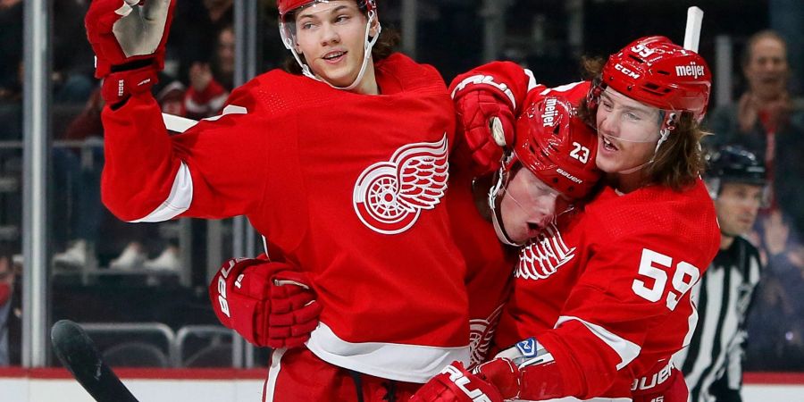 Moritz Seider von den Detroit Red Wings bekommt die Calder Memorial Trophy zuerkannt.