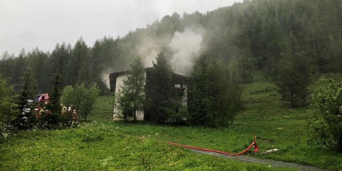 Blitzeinschlag in Dachstuhl eines Wohnhauses.