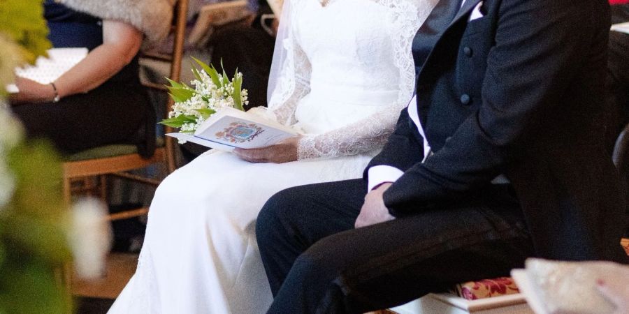 Gustav Prinz zu Sayn-Wittgenstein-Berleburg und Carina Axelsson während der kirchlichen Trauung auf Schloss Berleburg.