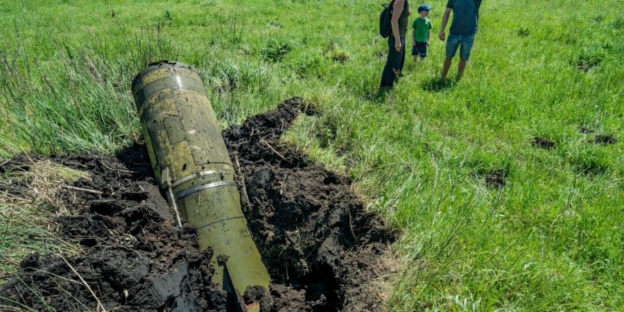 Die Überreste einer russischen Tochka-Rakete liegen auf einem Feld am Rand von Kostjantyniwka. Die Rakete wurde vom ukrainischen Raketenabwehrsystem der Stadt abgefangen.