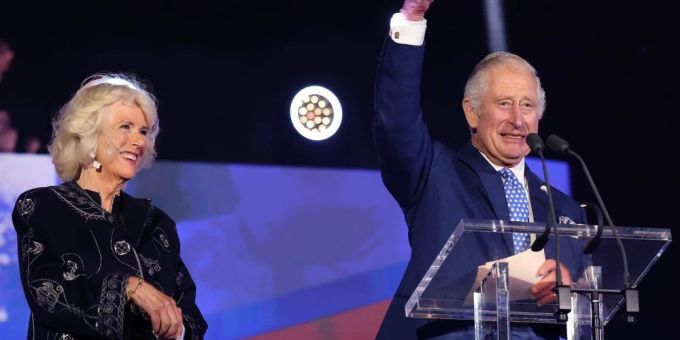 Prinz Charles und Herzogin Camilla auf der Bühne bei der grossen Jubiläumsfeier für die Queen. Prinz Charles und Herzogin Camilla auf der Bühne bei der grossen Jubiläumsfeier für die Queen.