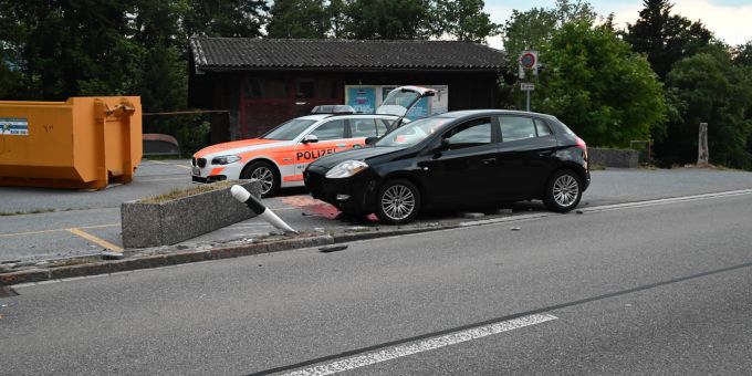Gebertingen SG - 66-jähriger Lenker kollidiert mit Betonelement