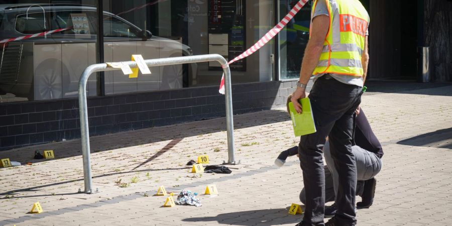 Ermittler der Spurensicherung arbeiten in der Innenstadt von Hanau vor einem Hochhaus, in dem ein totes Mädchen gefunden wurde. Auf der Strasse lag ein schwer verletzter Junge - er verstarb später im Krankenhaus.