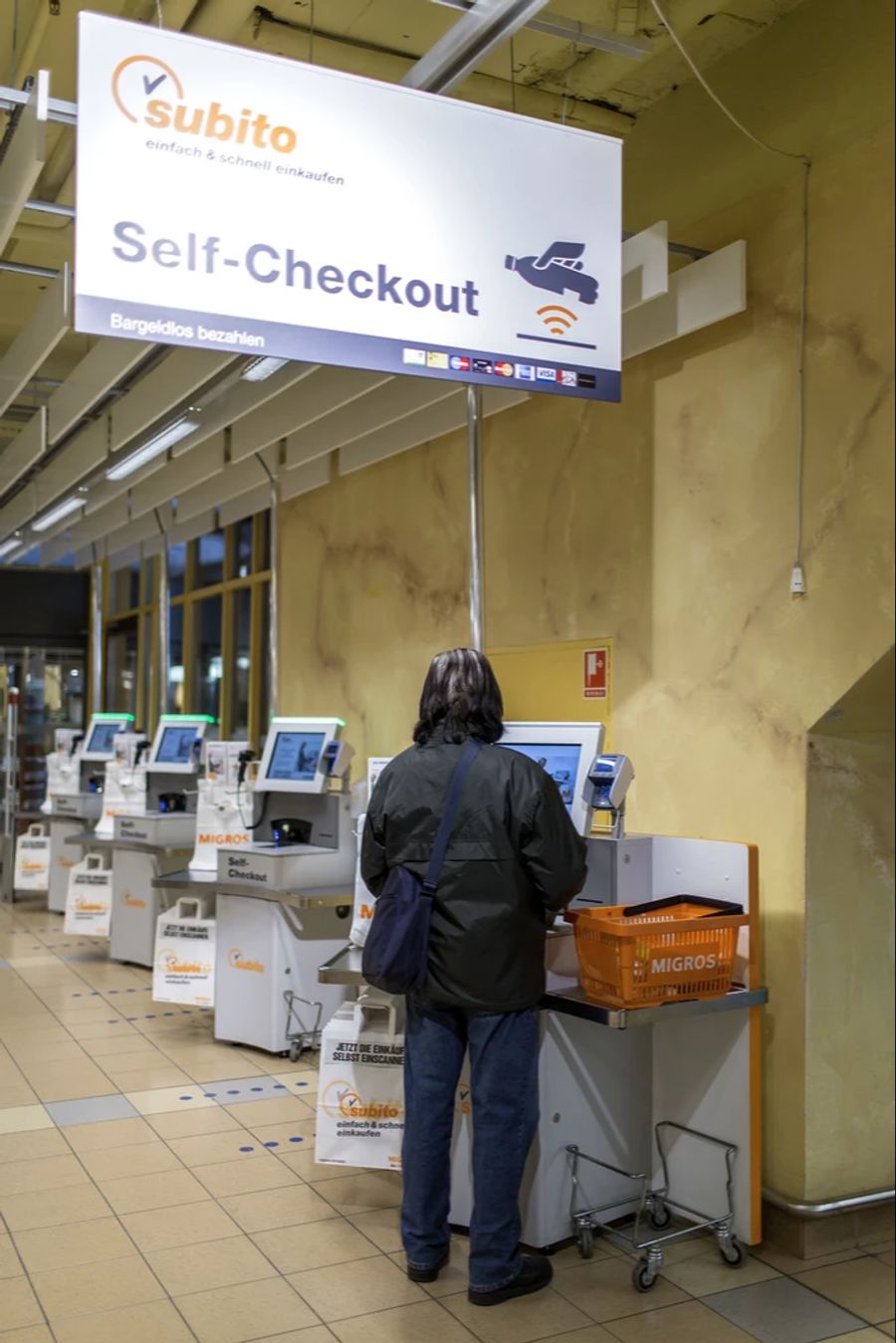 Ein Mann hat im Verlauf des letzten Monats an Self-Checkout-Kassen der Migros wiederholt geklaut.