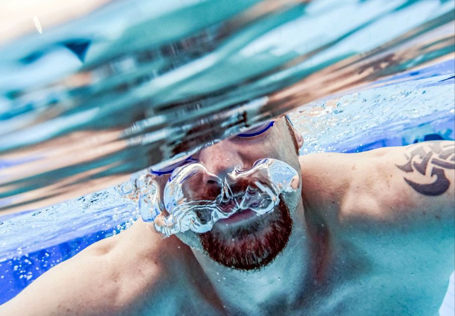 Mann Schwimmbad Luftblasen Wasser