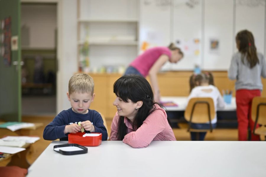 Das ukrainische Flüchtlingskind Stephan beim Znüni mit Lehrerin Alina Tochenyuk im Unterricht.