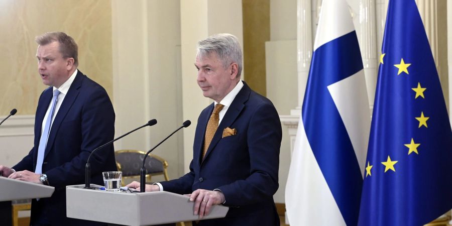 Antti Kaikkonen (l), Verteidigungsminister von Finnland, und Pekka Haavisto, Aussenminister von Finnland, sprechen auf der Pressekonferenz zu den sicherheitspolitischen Entscheidungen Finnlands im Präsidentenpalast.