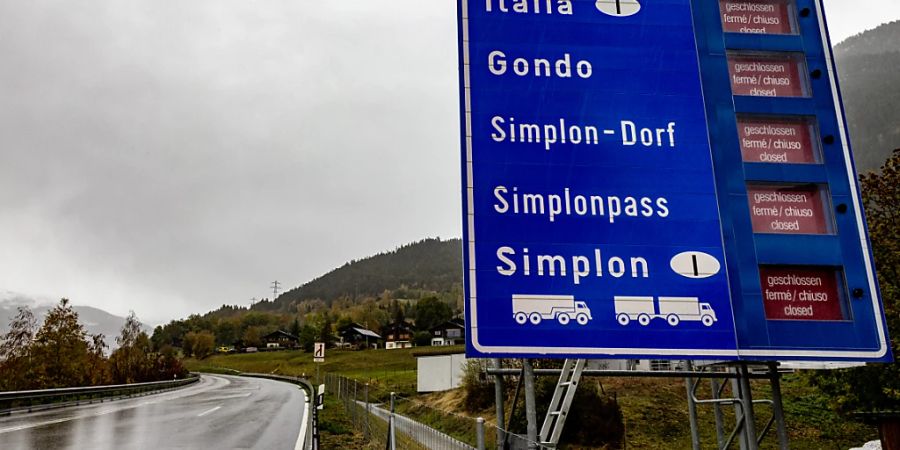 11'000 Lastwagen fahren jedes Jahr mit gefährlichen Gütern über den rund 2000 Meter hohen Simplonpass. Die Alpen-Initiative fordert ein Verbot der Gefahrguttransporte. (Archivbild)