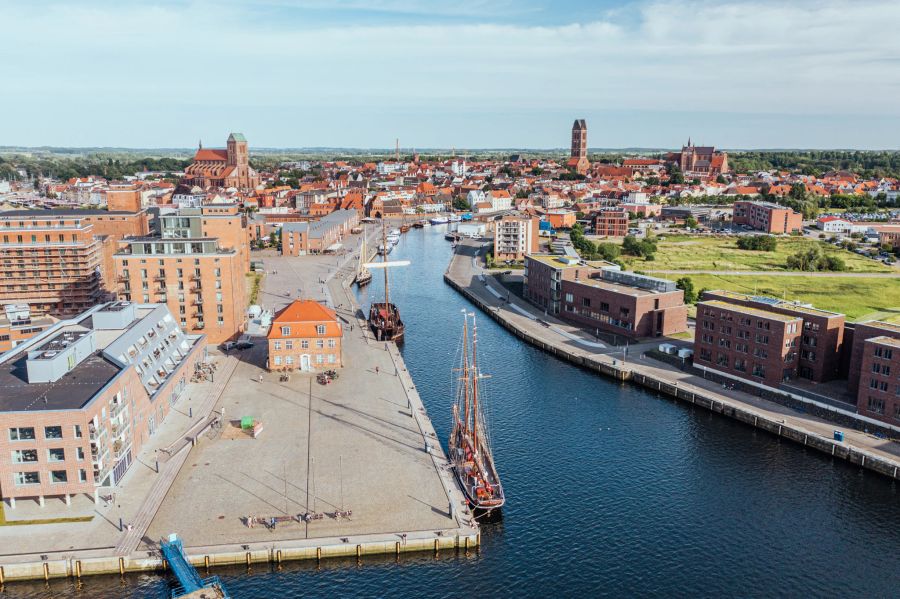 Blick auf den alten Hafen von Wismar.