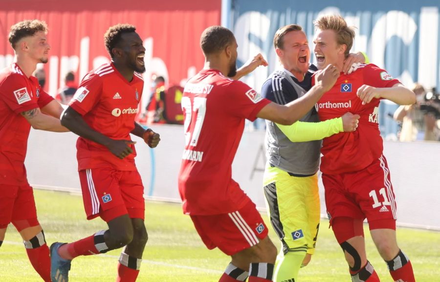 Dank des Sieges bei Hansa Rostock spielt der HSV in der Barrage gegen Hertha Berlin um den Aufstieg in die Bundesliga.