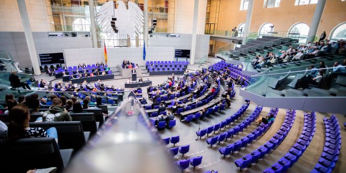 Das Plenum des Bundestages in Berlin. Dort wollen die Abgeordneten heute grundsätzlich über die Zukunft der Sterbehilfe in Deutschland debattieren. Das Plenum des Bundestages in Berlin. Dort wollen die Abgeordneten heute grundsätzlich über die Zukunft der Sterbehilfe in Deutschland debattieren.