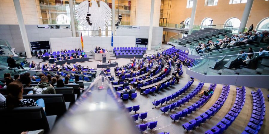 Das Plenum des Bundestages in Berlin. Dort wollen die Abgeordneten heute grundsätzlich über die Zukunft der Sterbehilfe in Deutschland debattieren.