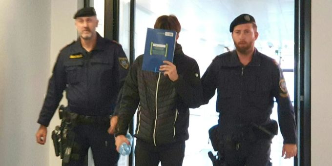 Am Montagvormittag hat am Landesgericht Eisenstadt der Prozess gegen einen 19-jährigen Schlepper begonnen, in dessen Klein-Lkw im vergangenen Oktober an der Grenze zu Ungarn bei Siegendorf ( schlepper
