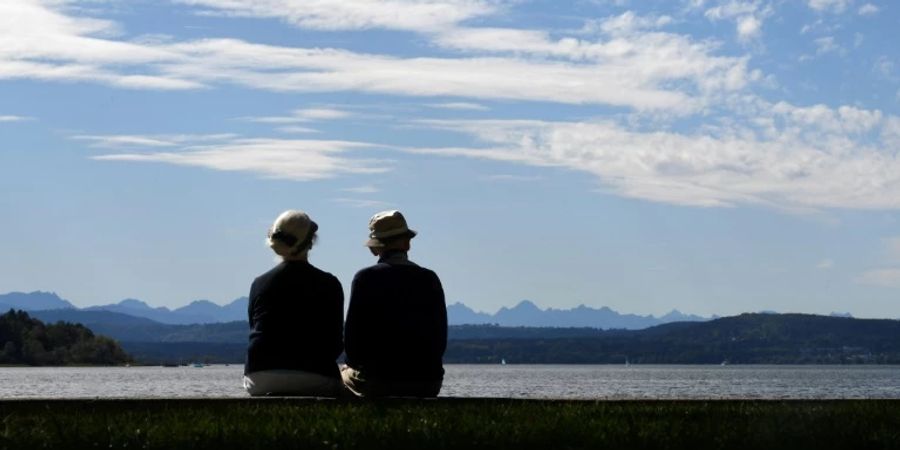 Älteres Paar am Ammersee in Bayern