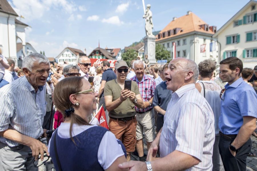 Bundespräsident Ueli Maurer, rechts, im Gespräch mit der Nidwaldner Bevölkerung anlässlich des Apéros auf der Bundesratsreise 2019, in Stans.