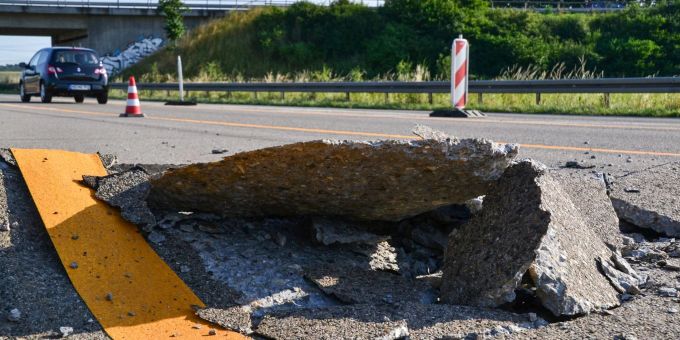 Bei Hitze können Blow-ups auf Autobahnen entstehen - ein Risiko für alle, insbesondere Motorradfahrer. Bei Hitze können Blow-ups auf Autobahnen entstehen - ein Risiko für alle, insbesondere Motorradfahrer.