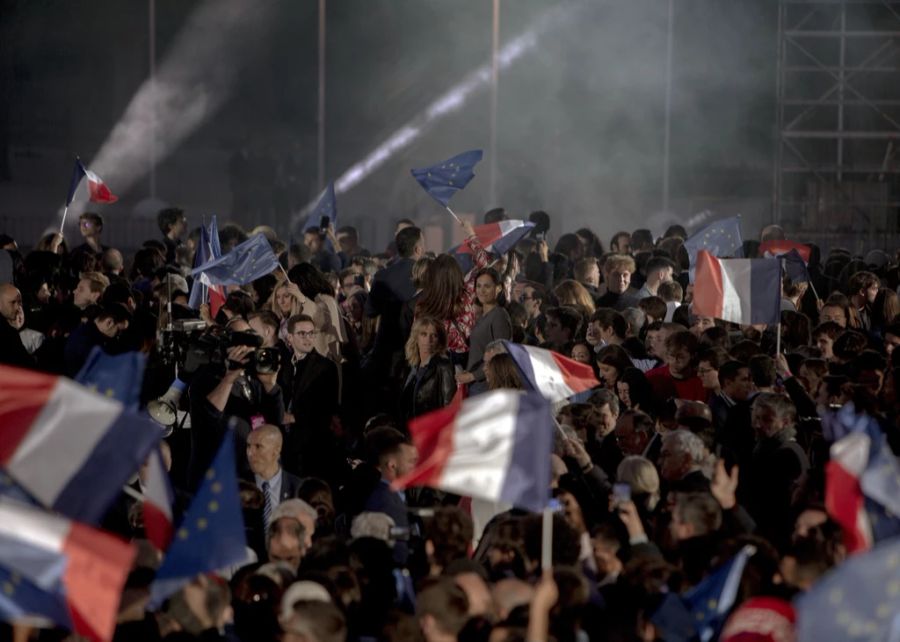 In der französischen Hauptstadt liegen sich die Macron-Befürworter in den Armen.