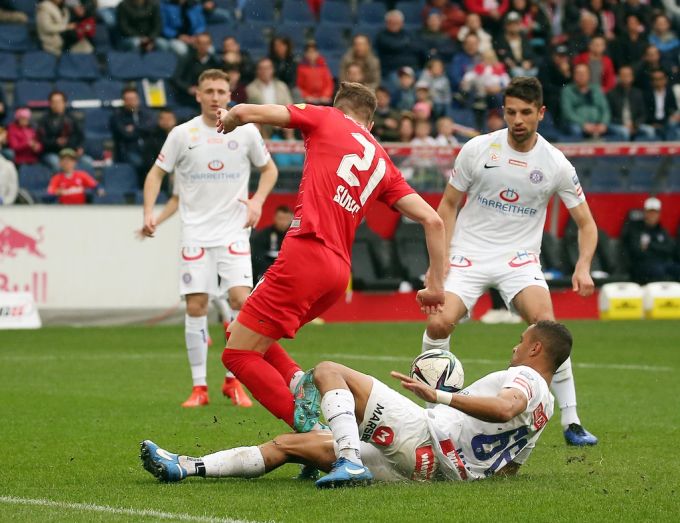Im Match zwischen FC Red Bull Salzburg und Austria Wien kam es zu mehreren Fouls. fc red bull salzburg