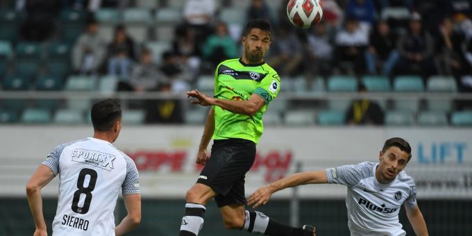 Vincent Sierro und Quentin Maceiras (YB) gegen Jonathan Sabbatini (FC Lugano). Lugano YB Super League