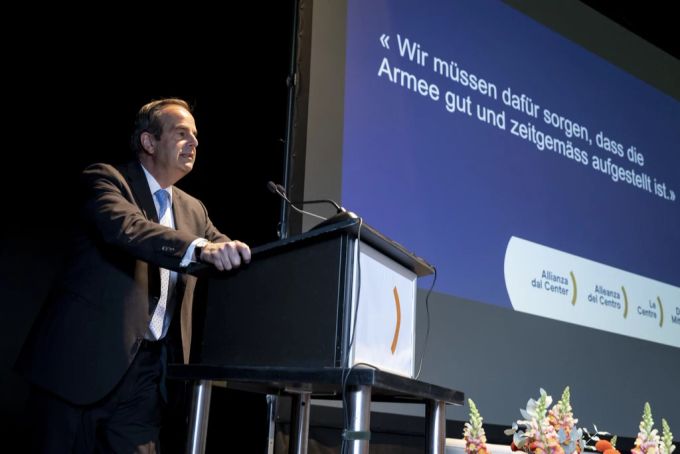 Gerhard Pfister, Parteipräsident Die Mitte, spricht an der Delegiertenversammlung der Mitte-Partei am Samstag in der Lintharena in Näfels GL. pfister