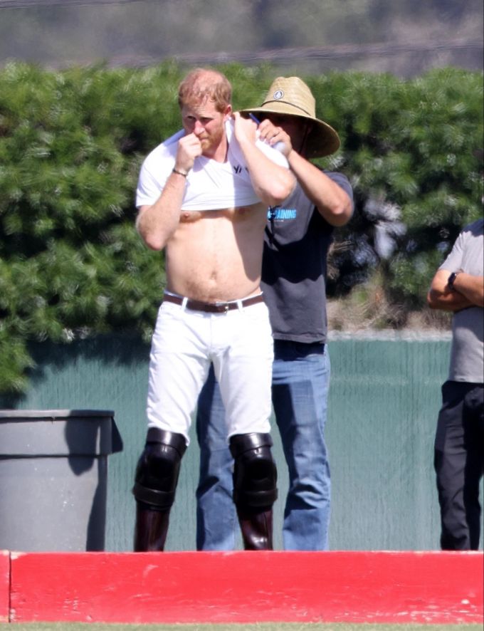 Prinz Harry lässt beim Polo-Spiel tief blicken. Aktuell dürfte er gerade mit einer Mega-Rechnung zu tun haben. prinz harry