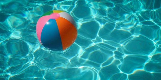 Ein Ball in einem Schwimmbad. (Symbolbild) schwimmbad