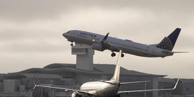 Ein United-Airlines-Flieger hebt vom Flughafen in Los Angeles im US-Staat Kalifornien ab. (Archivbild) Ein United-Airlines-Flieger hebt vom Flughafen in Los Angeles im US-Staat Kalifornien ab. (Archivbild)