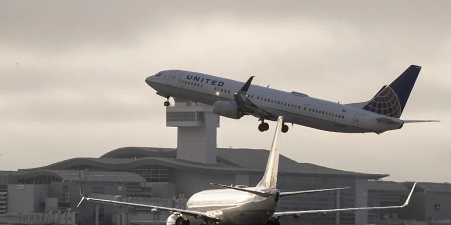 Ein United-Airlines-Flieger hebt vom Flughafen in Los Angeles im US-Staat Kalifornien ab. (Archivbild)