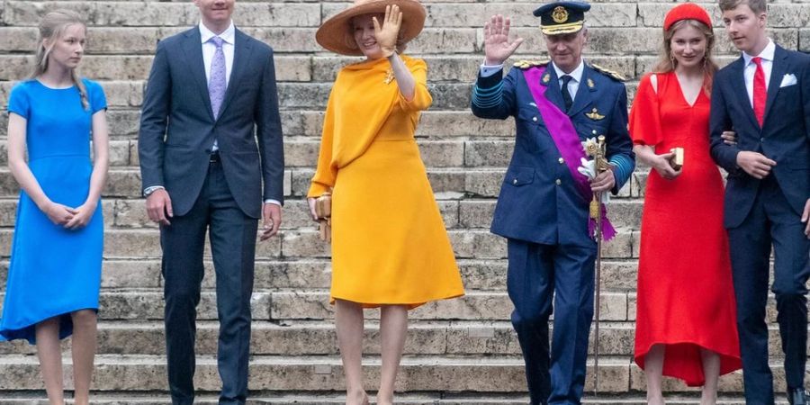 Königin Mathilde und König Philippe von Belgien (Mitte) in Brüssel mit ihren Kindern (von links) Prinzessin Eléonore, Prinz Gabriel, Prinzessin Elisabeth und Prinz Emmanuel.