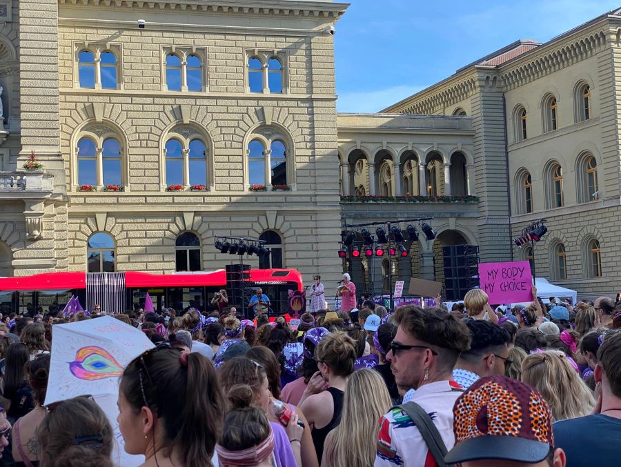 Auf dem Bundesplatz halten Feministinnen und Gewerkschafterinnen Reden gegen die AHV-Reform, 14. Juni 2022.