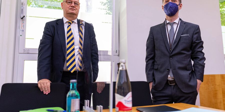Martin Peschel (l) und Andreas Wigger vom Justitiariat des BfDI stehen vor der Verhandlung im Sitzungssaal des Oberverwaltungsgerichtes Nordrhein-Westfalen.