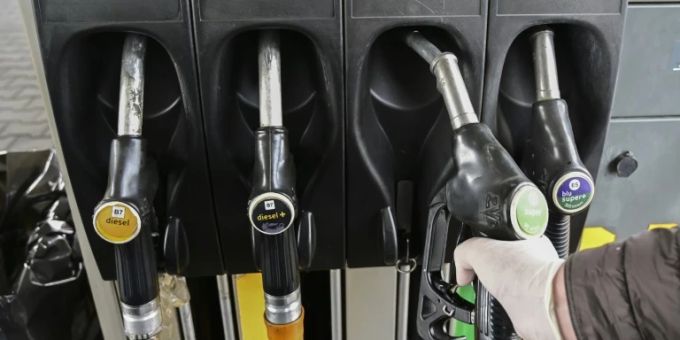 Zapfsäule an einer Tankstelle Zapfsäule an einer Tankstelle