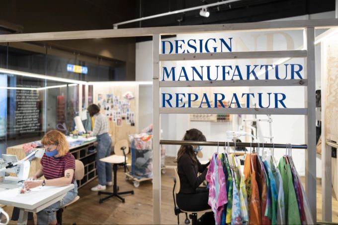 Das Upcycling-Label «Rework» näht aus Secondhand-Kleidern neue Kleidungsstücke. Bekleidungsindustrie