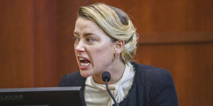 Amber Heard hat auf drastische Weise ihre Vorwürfe gegen Johnny Depp erneuert. Amber Heard