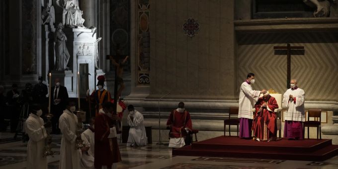 Papst Franziskus steht der Karfreitagsmesse im Petersdom im Vatikan vor, Freitag, 15. April 2022. Papst Franziskus Karfreitag