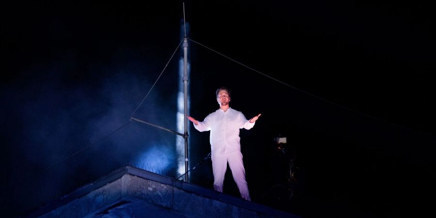 Der Sänger Alexander Klaws steht als Jesus bei der Auferstehung in der RTL-Oster-Produktion «Die Passion» auf einem Dach.