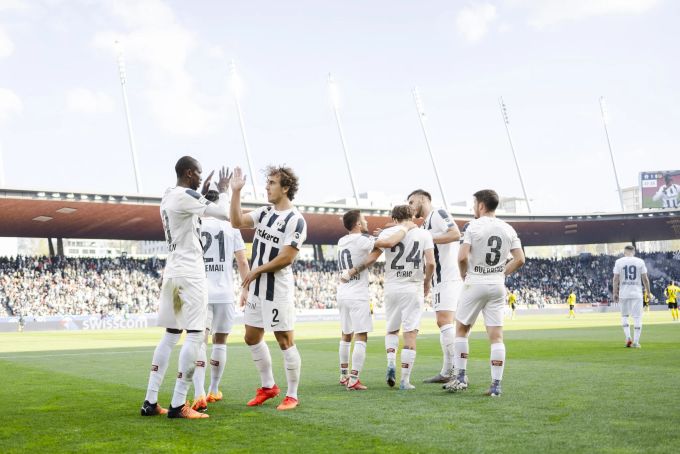Die Spieler des FCZ feiern das Tor von Assan Ceesay (li.) zum 1:0 gegen YB in der Super League. FCZ YB Super League