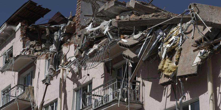 Die Zerstörungen in der Ukraine durch den russischen Angriffskrieg wie hier in Tschernihiw sind massiv - noch während der Krieg läuft, bemüht sich die Ukraine um Wiederherstellung des normalen Lebens.