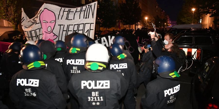 Teilnehmer an der Demonstration linker Gruppen ziehen unter dem Slogan "For The Destruction of Patriarchy" in der Nähe vom Alexanderplatz durch die Innenstadt.