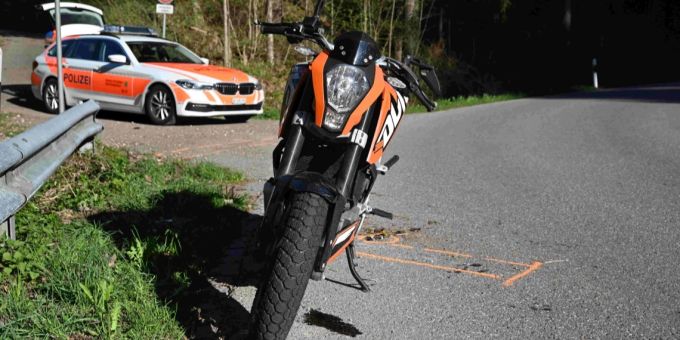 Frau verursacht Selbstunfall mit Motorrad.
