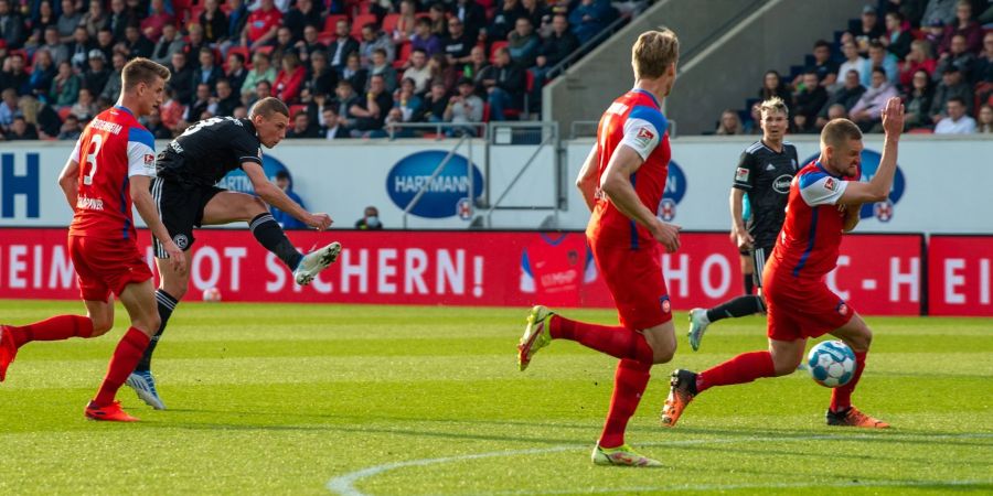 Jakub Piotrowski (2.v.l) brachte Düsseldorf in Heidenheim in Führung.
