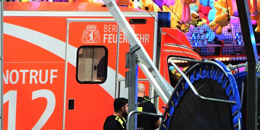Bei einer Auseinandersetzung auf einem Berliner Rummel ist eine Person schwer verletzt worden. Das Opfer wurde in ein Krankenhaus gebracht, wo es wenig später starb.