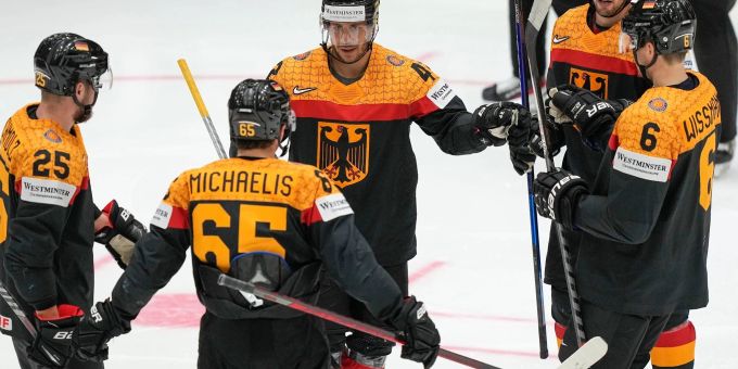 Deutschlands Eishockey-Cracks haben den Viertelfinaleizug bereits sicher. Deutschlands Eishockey-Cracks haben den Viertelfinaleizug bereits sicher.