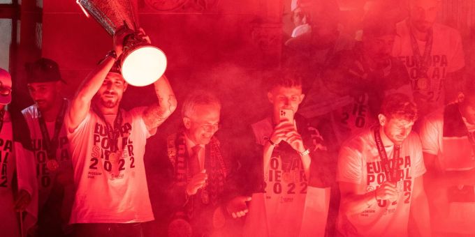 Frankfurts Torwart Kevin Trapp (l) jubelt vom Balkon des Rathauses mit dem Pokal den Fans auf dem Römerberg zu. Frankfurts Torwart Kevin Trapp (l) jubelt vom Balkon des Rathauses mit dem Pokal den Fans auf dem Römerberg zu.