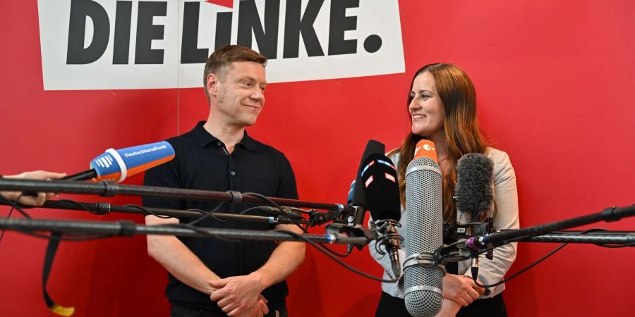 Martin Schirdewan und Janine Wissler stehen nach der Wahl als Parteivorsitzende bei einem Pressestatement nebeneinander.